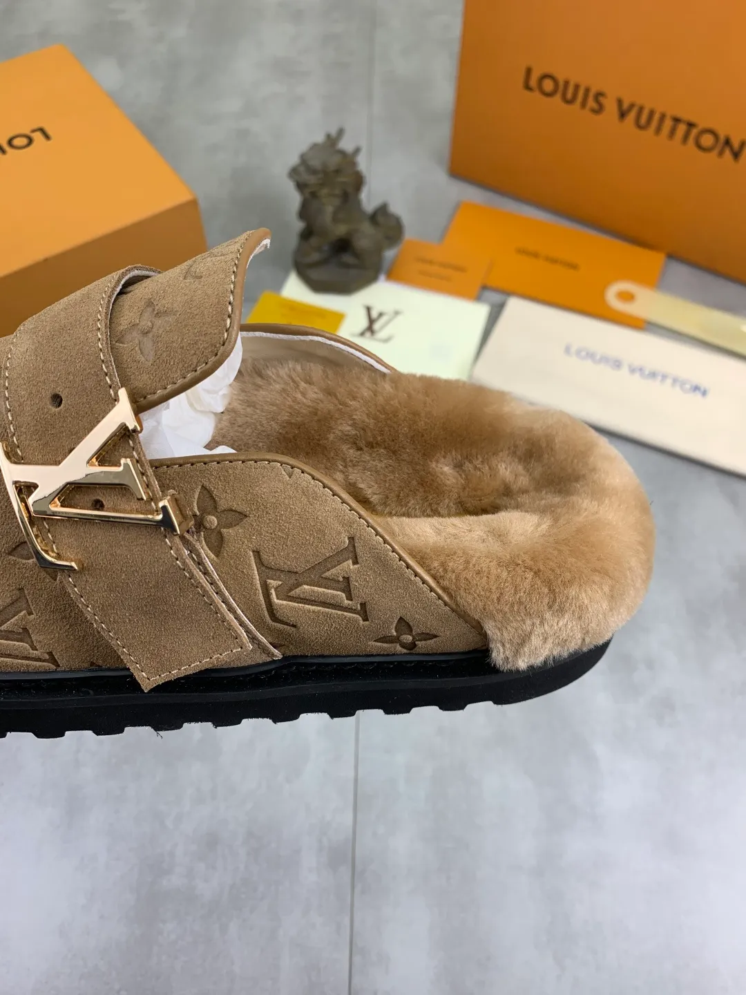 Men's Men's Shoes P480 New Couple Style LV Louis Vuitton L Family Donkey Brand Latest Easy Series Birkenstock Baotou Thick Sole Wool Slippers Sandals Original purchase, development and production This LV Easy sandal is made of suede cow leather, with Monogram pattern to highlight the trendy style. Adjustable straps with illuminated LV letters, flexible insoles and micro outsoles provide a light and comfortable experience. Exquisite packaging at the delivery counter 🛍📦 ▪️Fabric: Original custom imported first-layer cowhide ▪️Inner lining: Original customized warm wool lining ▪️Outsole: Original open-molded rubber foam material ▪️Sole thickness: 4CM ▪️Size: Men and women 35-45